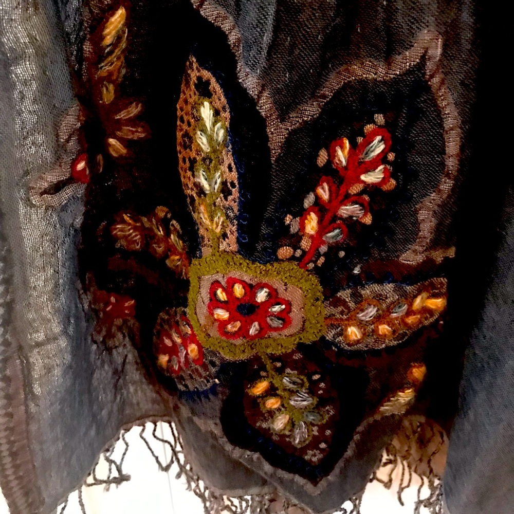 Shawl reversible. Grey on one side black on the other